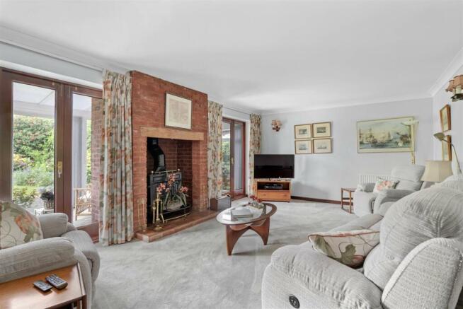 4 Manor Court - Living room.jpg