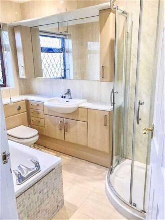 FAMILY BATHROOM