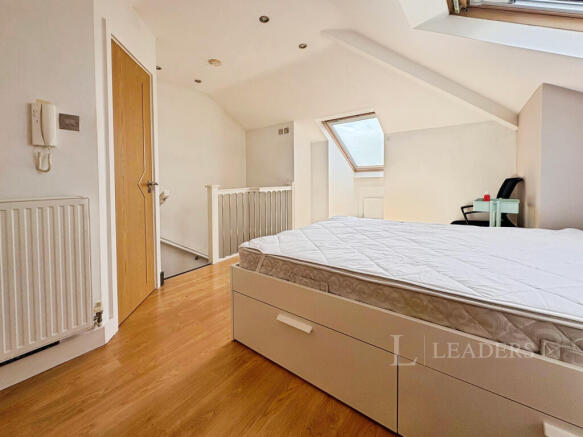 f957b4f4-bedroom 202