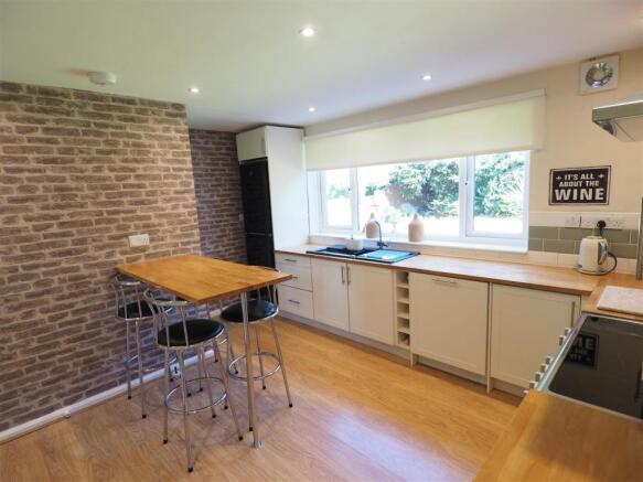 Kitchen With Breakfast Bar 982