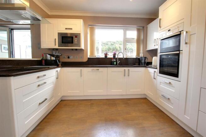 4 bed Detached Bungalow for sale Image 5