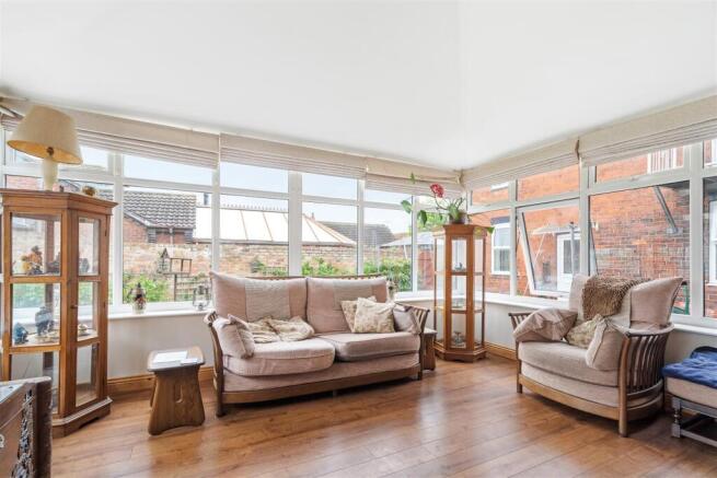 5 bed Detached for sale Image 8