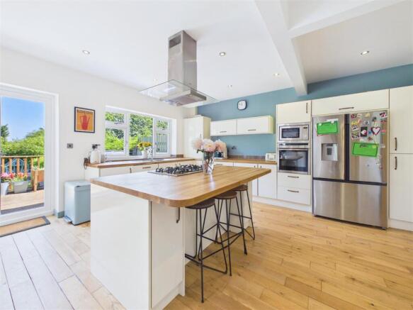 5 bed House for sale Image 8