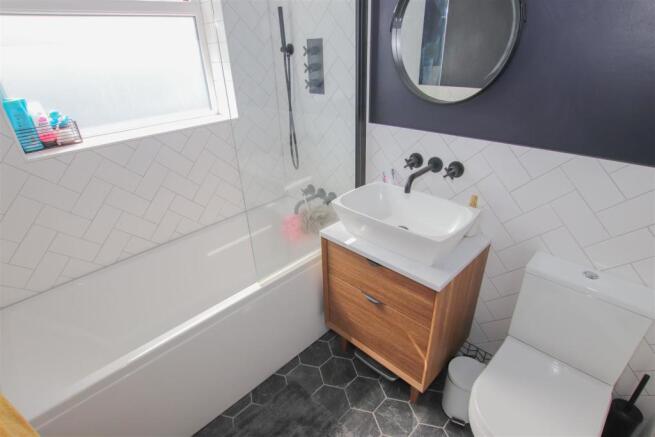 FIRST FLOOR FAMILY BATHROOM