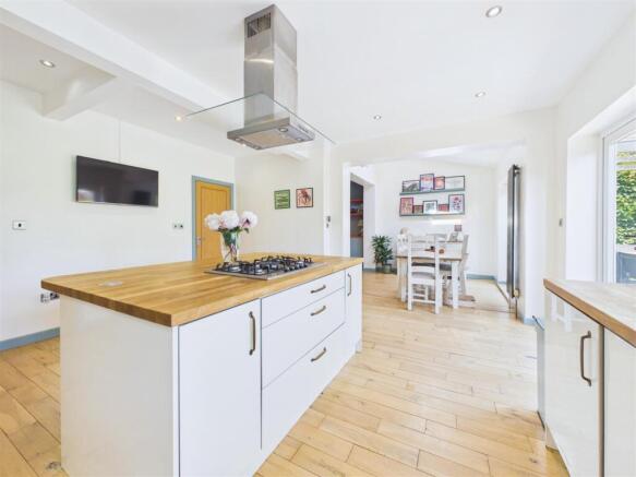 5 bed House for sale Image 9