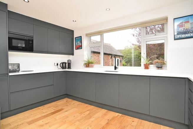 4 bed Detached for sale Image 5