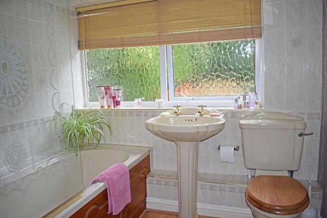 32 Pine Grove, bathroom.jpg