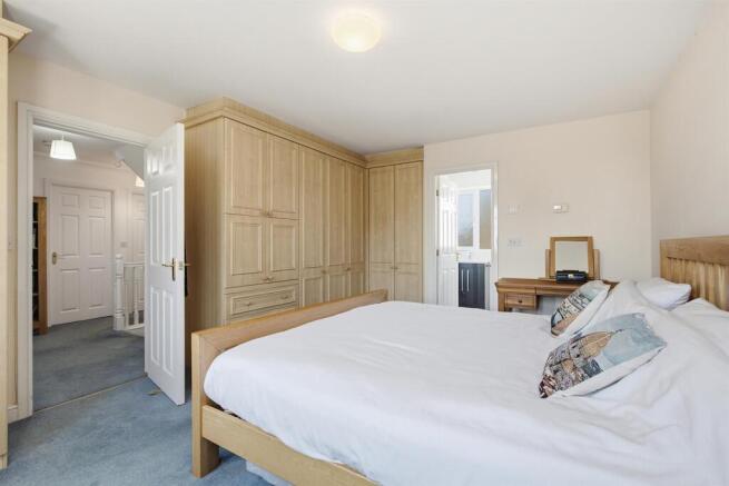 5 bed Detached for sale Image 11