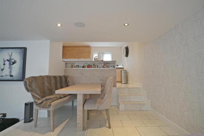 6 bed Detached for sale Image 9