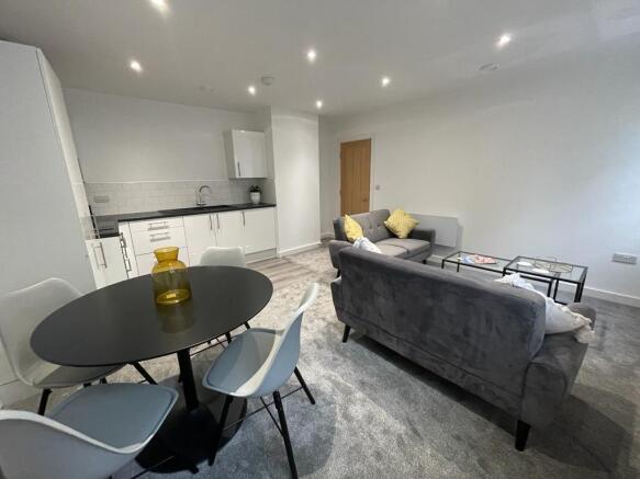 2 bed Apartment to rent Image 4