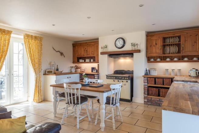 KITCHEN/BREAKFAST