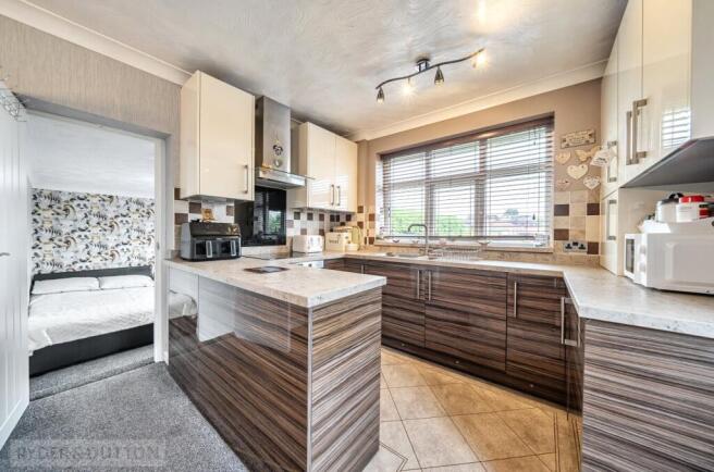 3 bed Semi-Detached Bungalow for sale Image 7