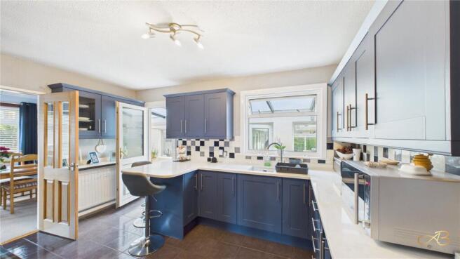 4 bed Bungalow for sale Image 7