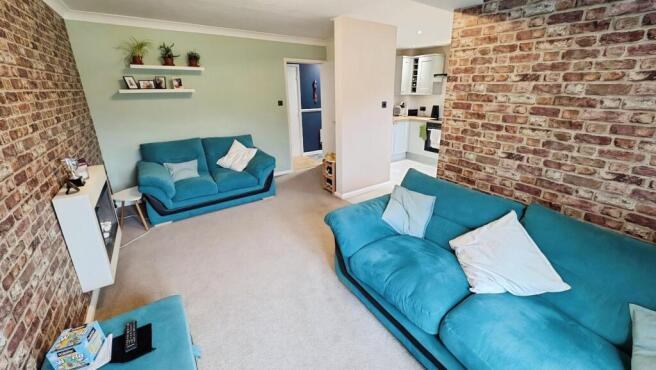 24 Hayleaze lounge f.jpg