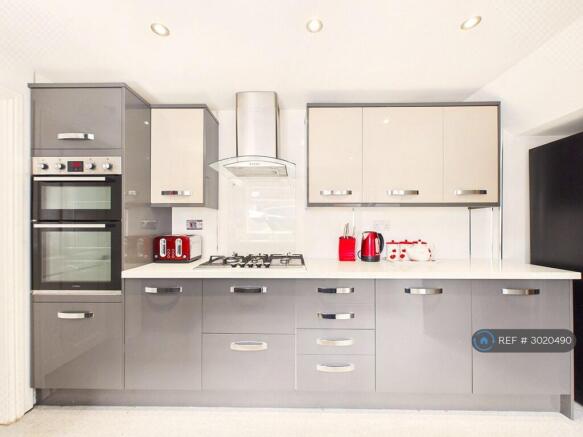 4 bed Detached to rent Image 5