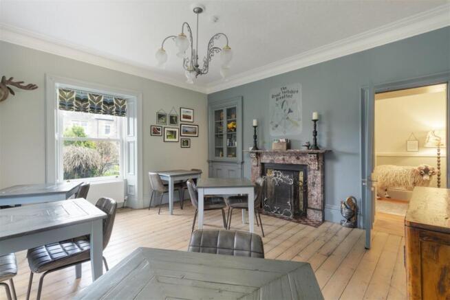 7 bed Detached for sale Image 5