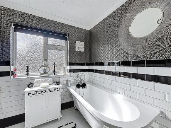 4 bed Detached Bungalow for sale Image 10