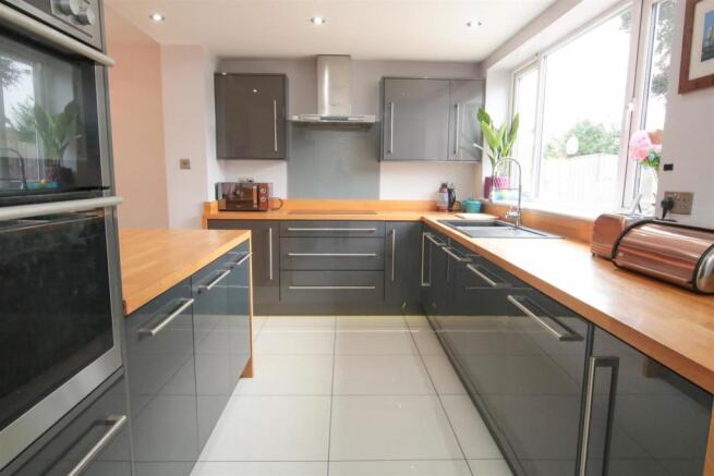 BEAUTIFUL L SHAPED OPEN PLAN LIVING/ DINING/ KITCH