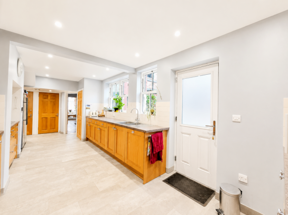 5 bed Terraced for sale Image 9
