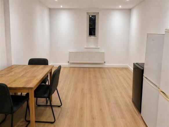 4 bed Flat to rent Image 4
