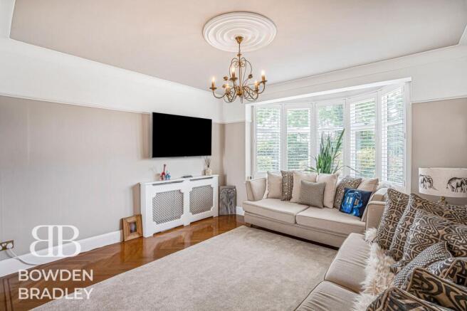 Woodford Avenue, Clayhall, IG4 photo 4