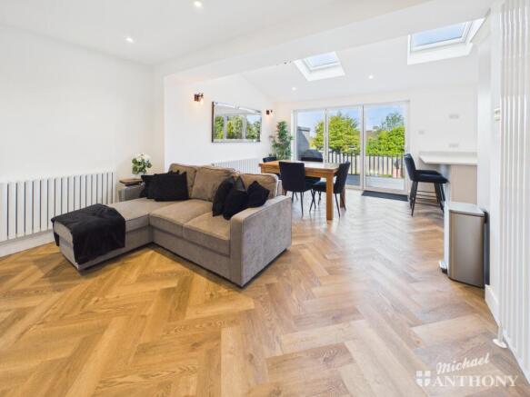 CAM02773G0-PR0418-STILL019