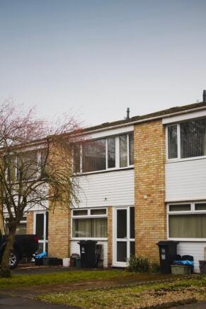 Charming terraced home with bright windows and ...