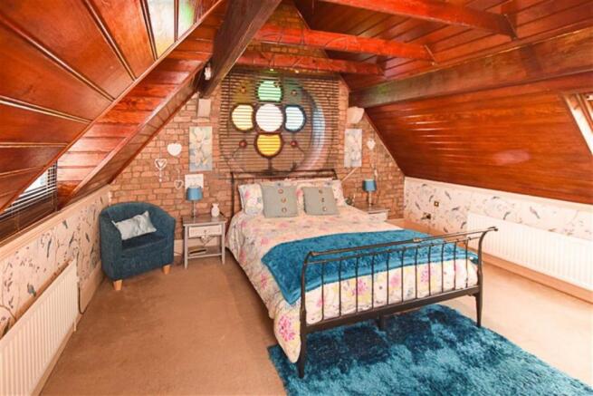 MASTER BEDROOM (1)