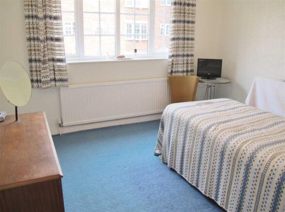 Bedroom (rear)