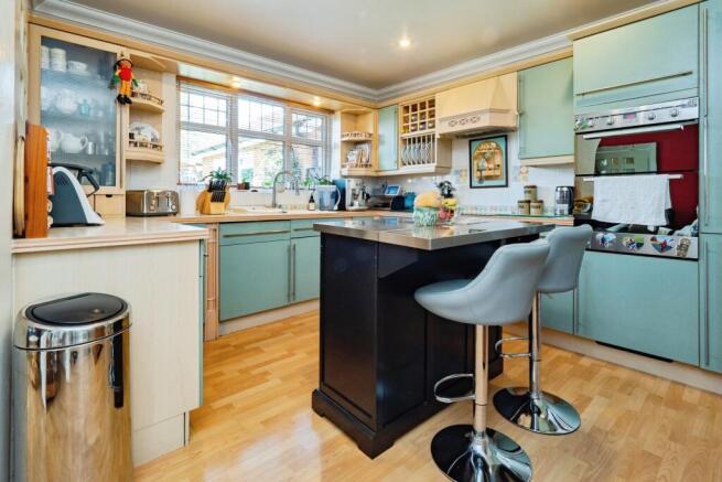 4 bed Detached for sale Image 7