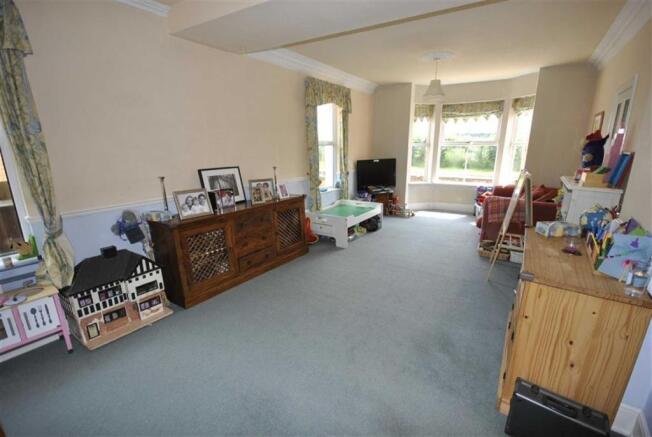 DINING/FAMILY ROOM