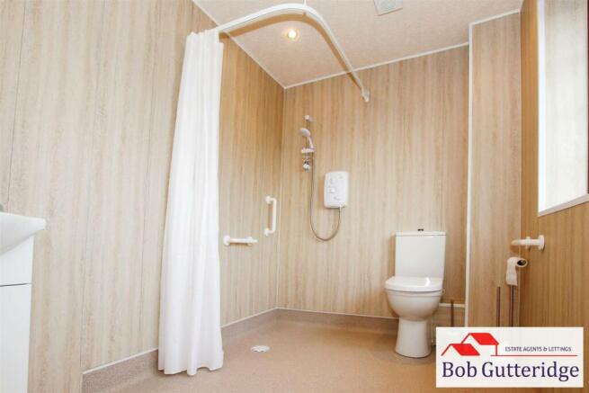 MODERN SHOWER ROOM