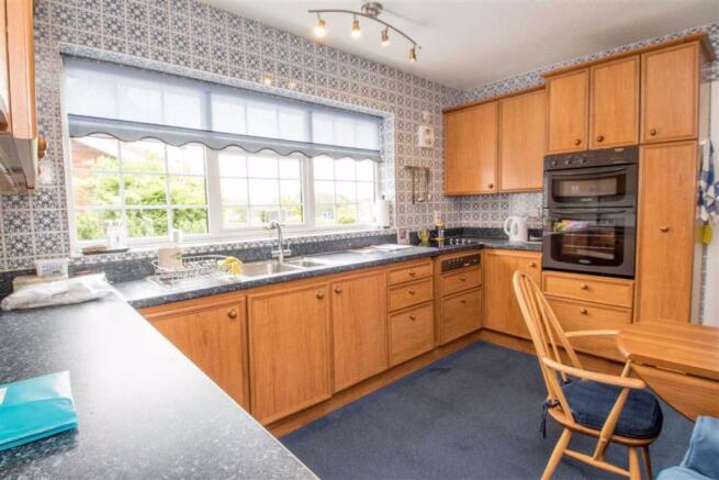 KITCHEN/BREAKFAST ROOM