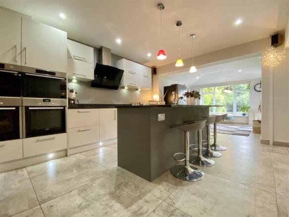 5 bed Detached to rent Image 11