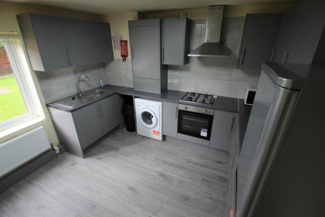 3 bed Flat to rent Image 7