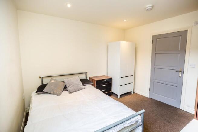 7 bed Flat to rent Image 4