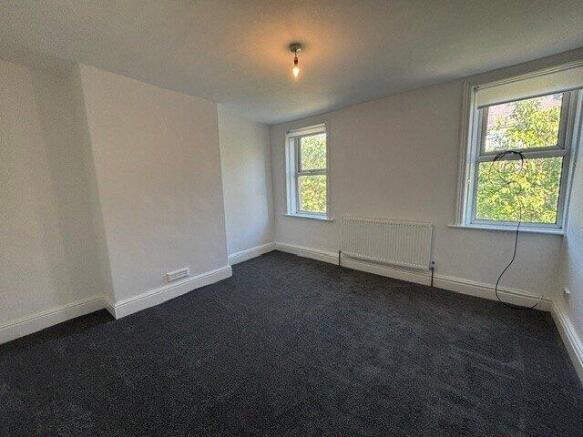 4 bed Semi-Detached to rent Image 5