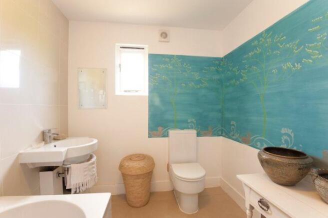 FAMILY BATHROOM/WC