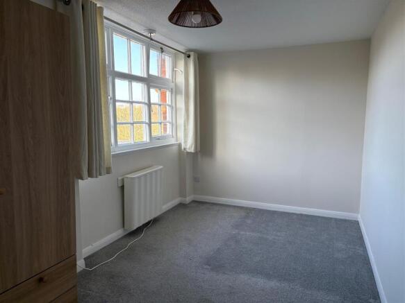 4 Wardens Lodge - Bedroom.jpg