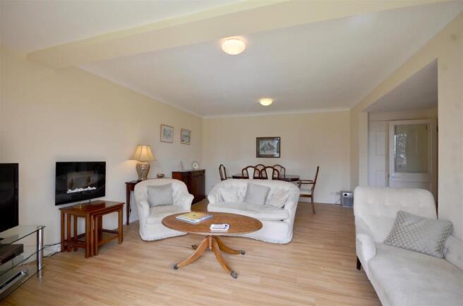 Lounge : Dining Room 2.jpg