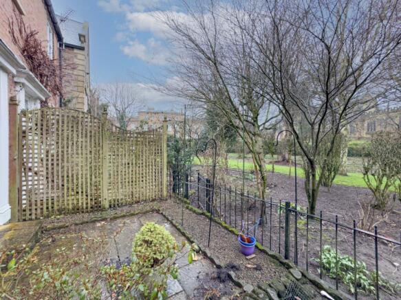 2 bed Terraced to rent Image 12