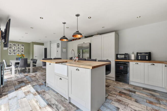 4 bed Detached for sale Image 5