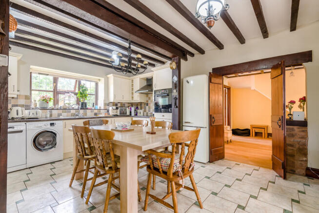 8696800-interior1...