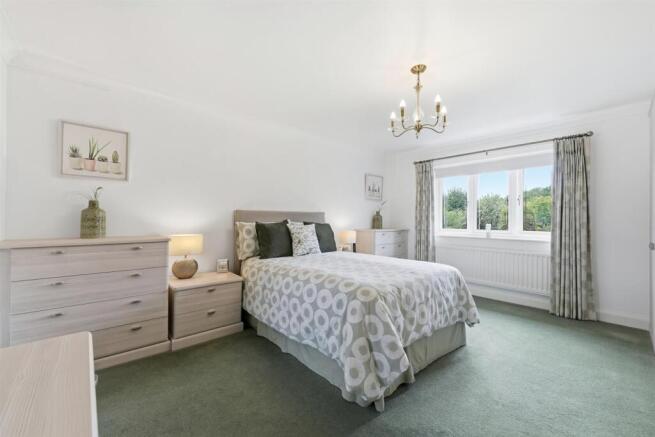 Lindrick Close, Macclesfield SK10 2UG photo 4