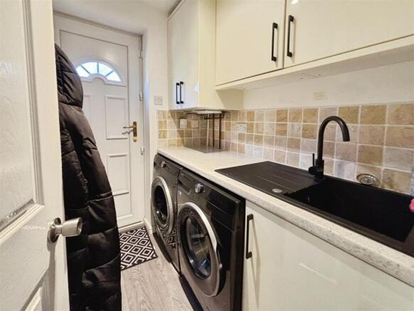 4 bed Detached for sale Image 8
