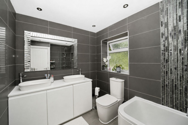 4 bed Detached for sale Image 11