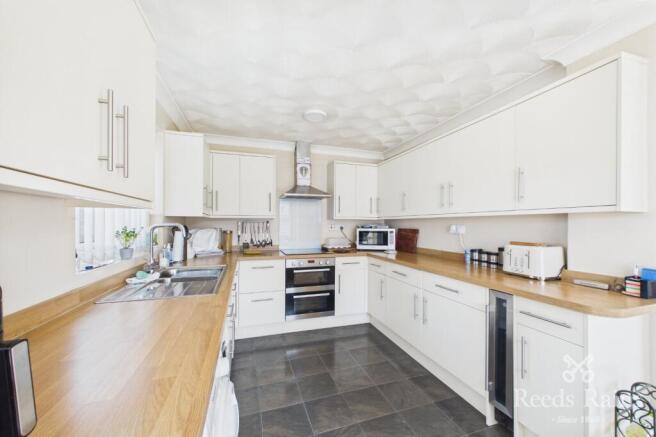 4 bed Detached for sale Image 5