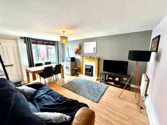 Living Room / Dining Area: