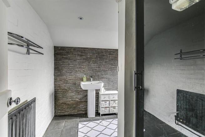 13 Shower Room.jpg