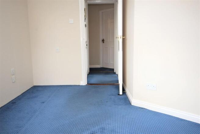 bedroom towards d...